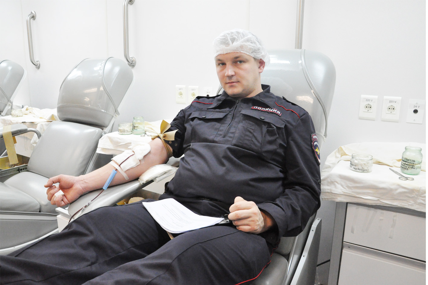 Абинские полицейские сдали кровь на мобильной станции переливания