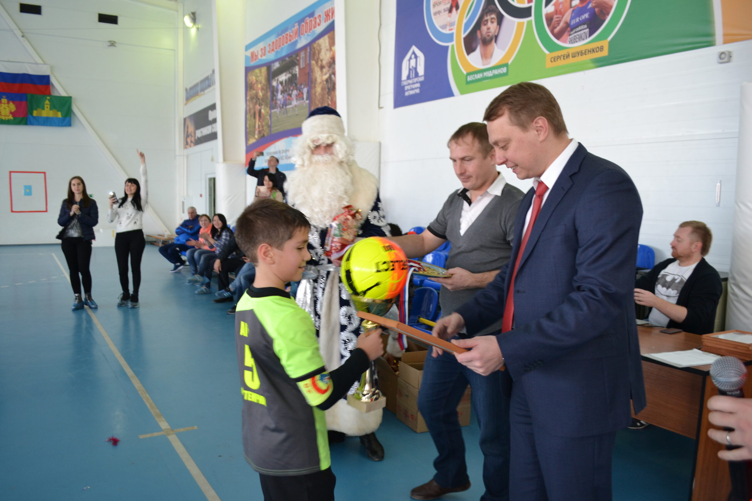 В Абинске состоялся новогодний открытый турнир по мини-футболу