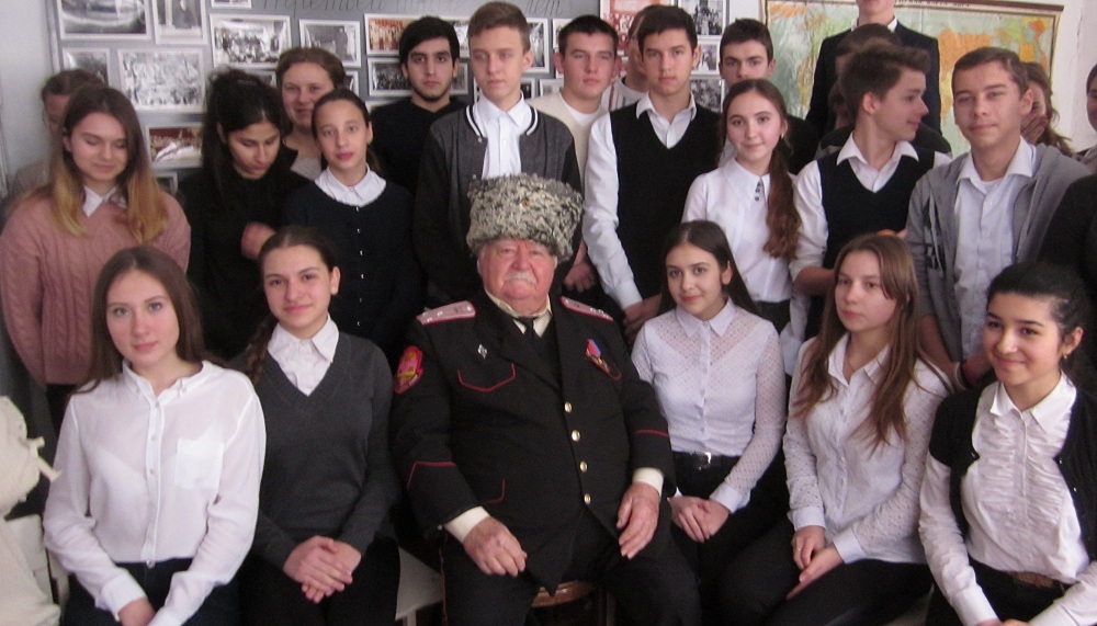 Абинские школьники встретились с ветераном Вооруженных сил СССР и РФ