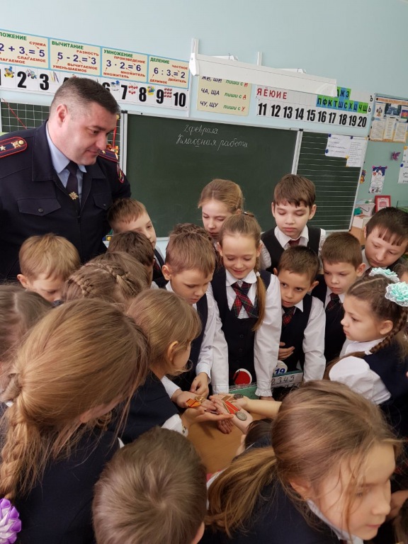 В Абинске полицейские проводят в школах «Уроки мужества»