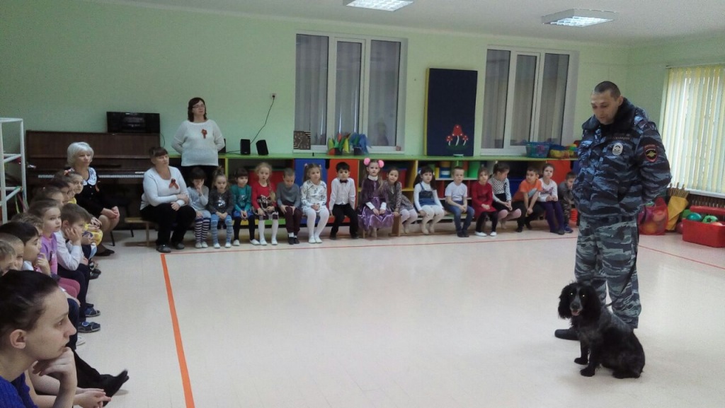 Полицейские Абинского района рассказали детям о кинологах