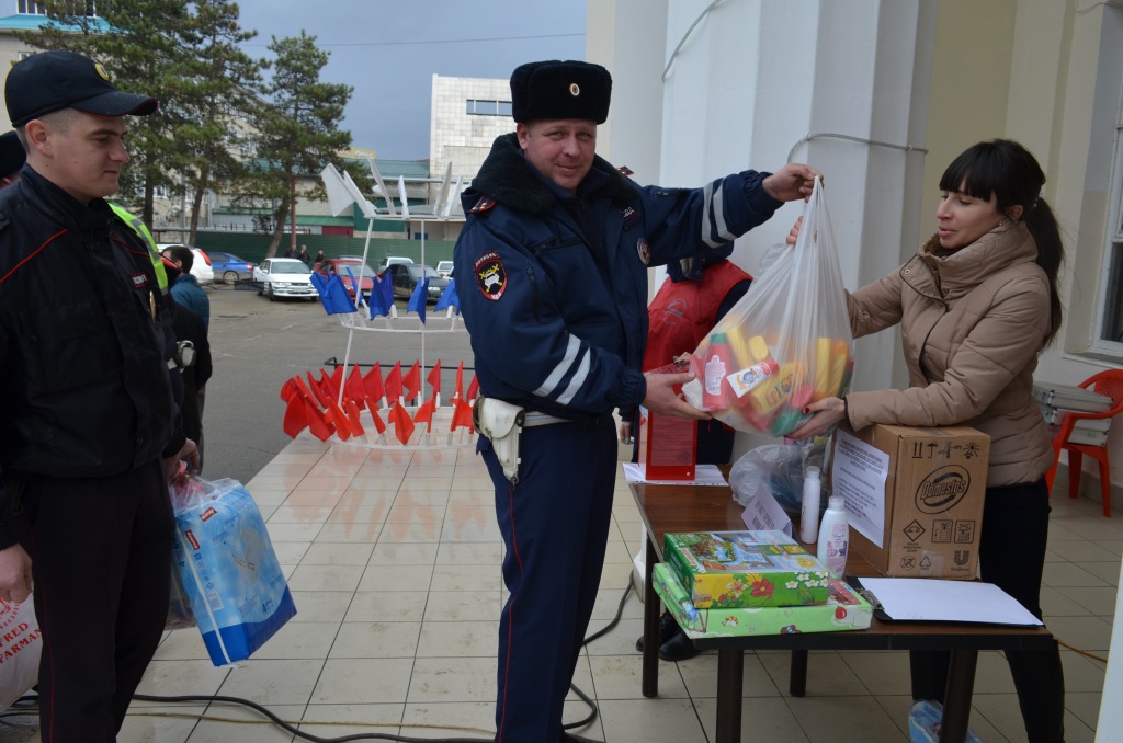 Абинские полицейские приняли участие в сборе вещей для детей из малообеспеченных семей