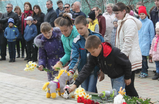 Сегодня в Абинске прошло траурное мероприятие в память о жертвах пожара в торговом центре «Зимняя вишня» города Кемерово