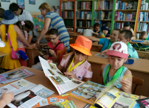 В летние каникулы сотрудники детской библиотеки работают по проекту «Кукольный театр детской книги»