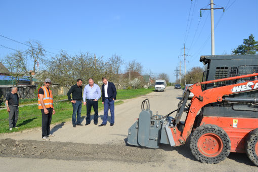 В городе Абинске начат ямочный ремонт дорог