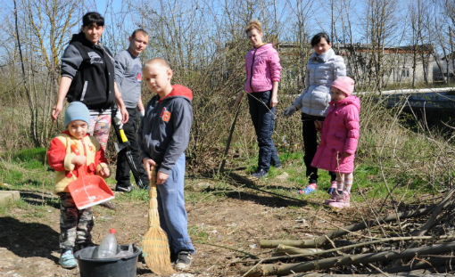 Жители села Светлогорского вышли на субботник семьями