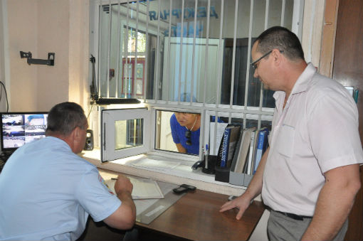 В Абинске общественник проверил дежурную часть полиции