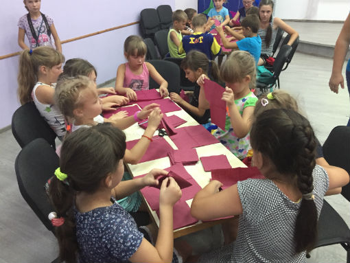 Ахтырские школьники научились делать цветы из салфеток