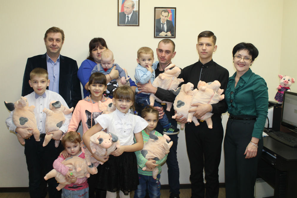 Представители агентства «Ртутная безопасность» поздравили с Новым годом многодетную семью из Абинска