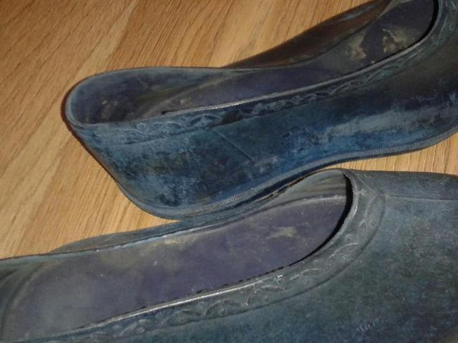 34-летняя абинчанка украла кожаные туфли, взамен оставила калоши