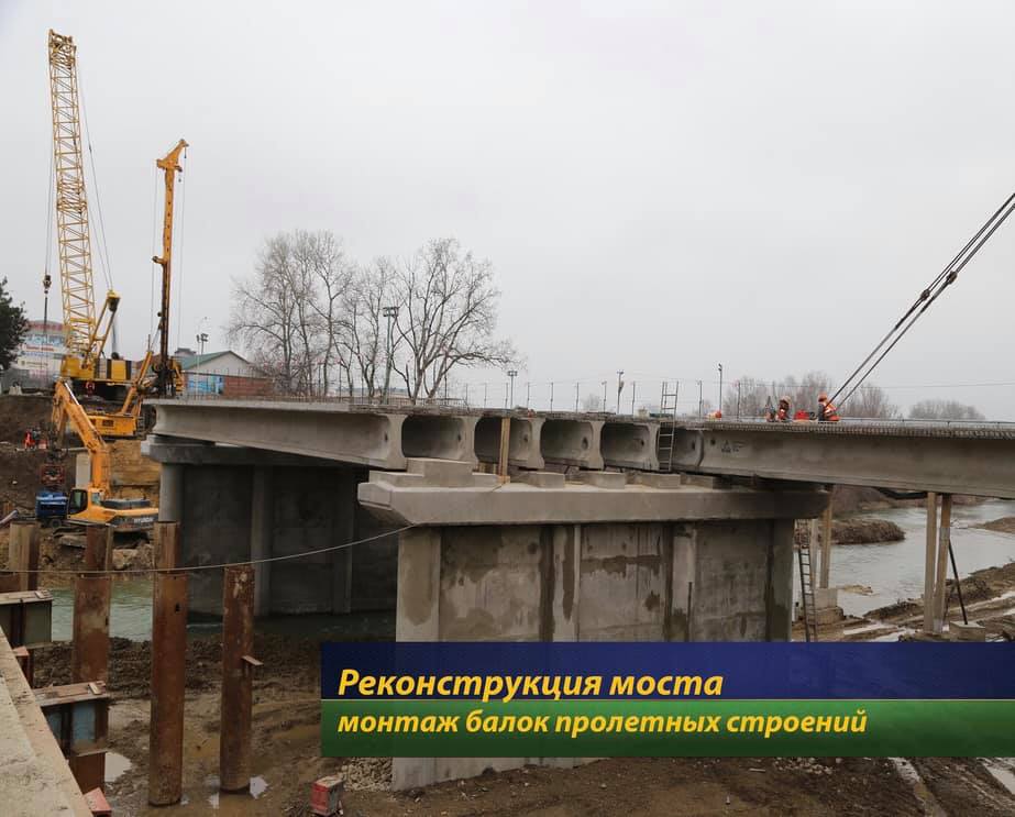 Мостостроители установили первый пролет моста в Абинске