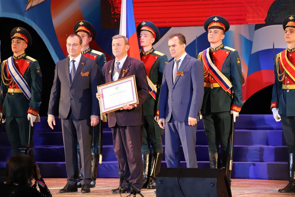 Руководители края поздравили военнослужащих с Днем защитника Отечества