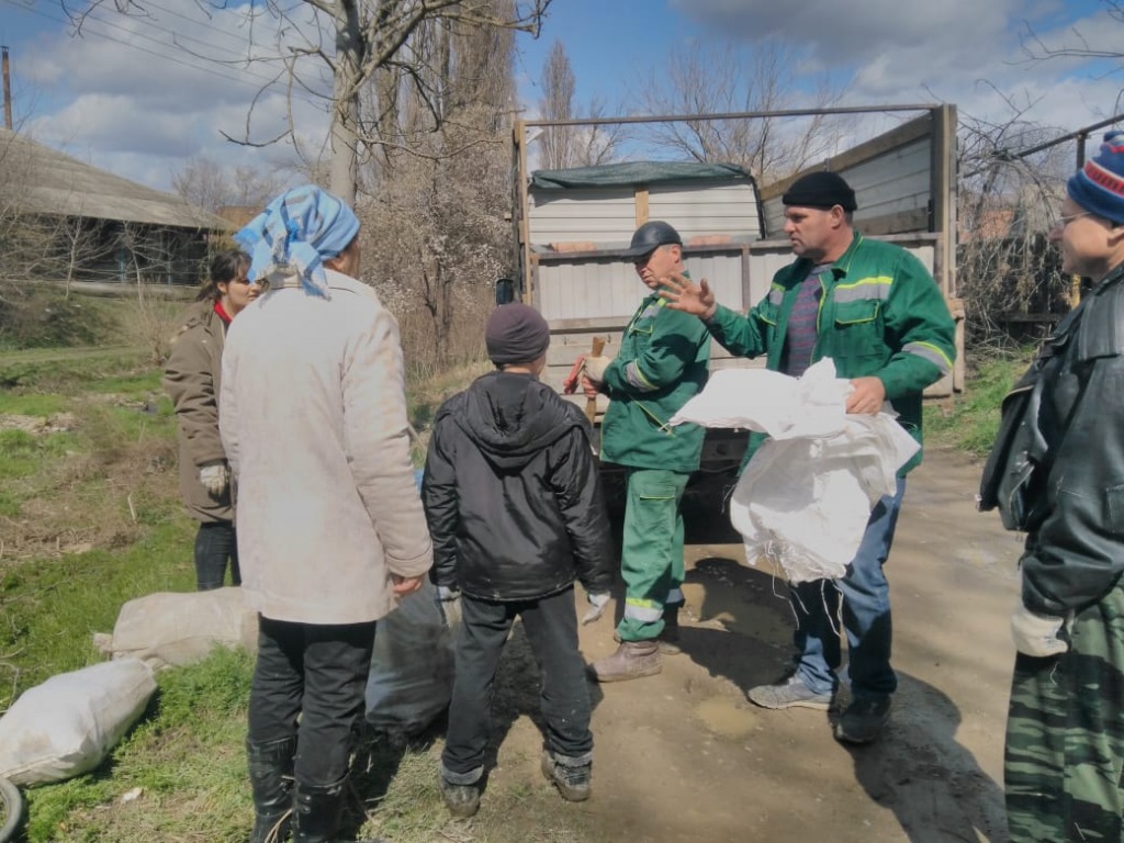 В Абинском городском поселении тосовцы вместе с жителями проводят субботники