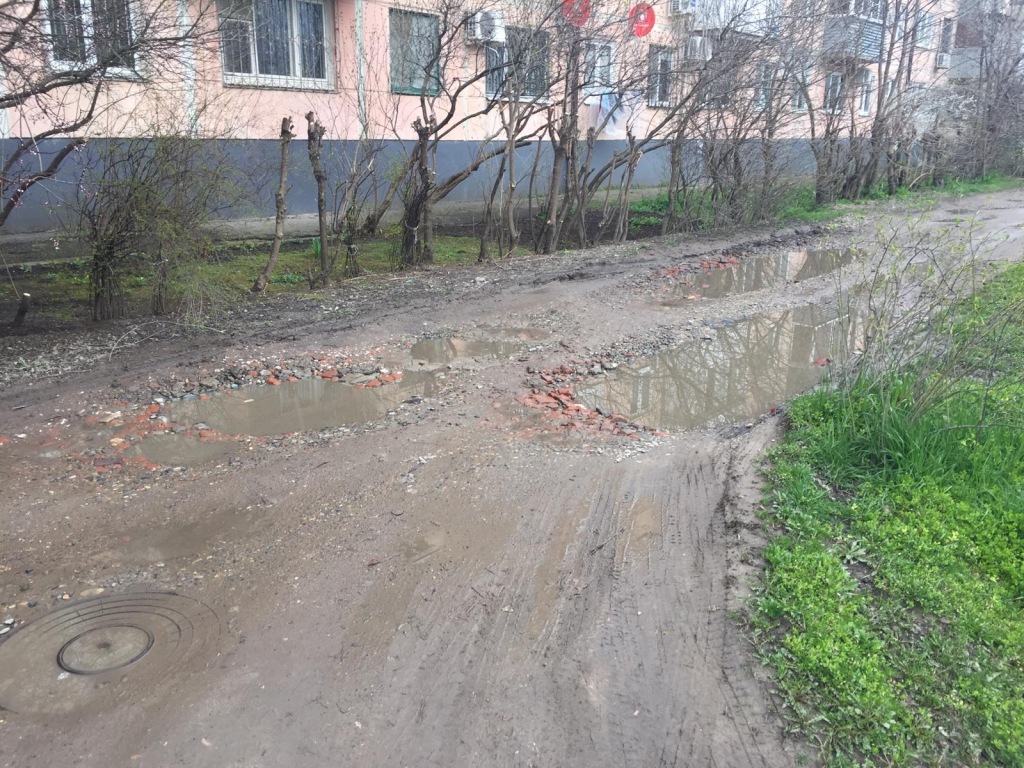 Жители КСК Краснодара выравнивают дороги битым кирпичом