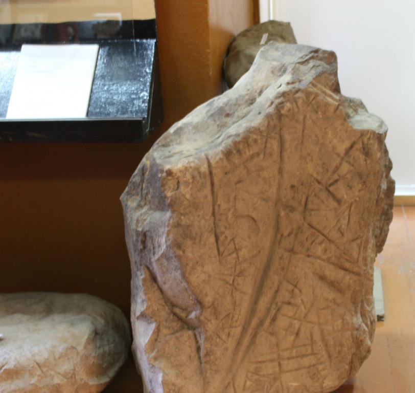 Камень с петроглифами из музея Абинского района: интересные предположения