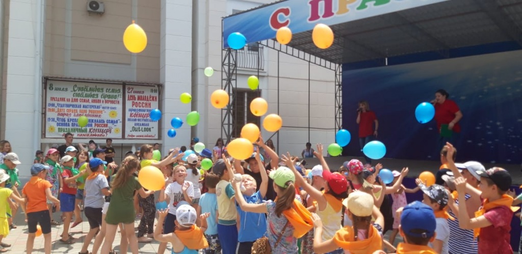 Ахтырские школьники устроили «фейерверк» из воздушных шаров