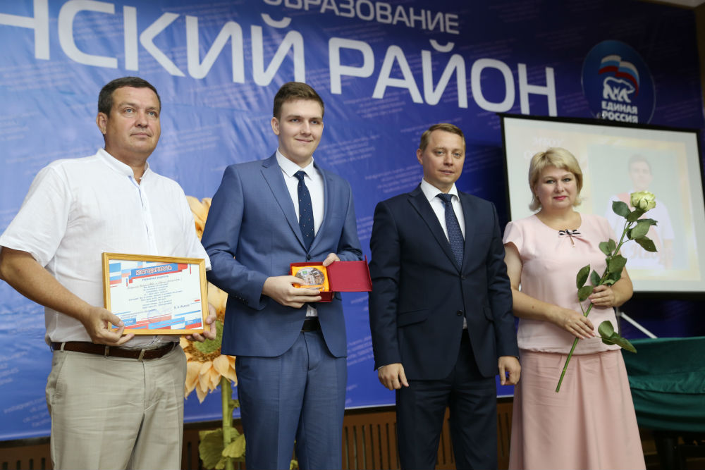 На торжественном приеме главы Абинского района чествовали лучших выпускников школ