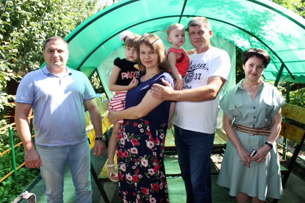Депутат Совета Абинского городского поселения поздравил многодетную семью из Абинска со Всероссийским днем семьи, любви и верности