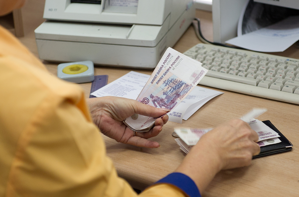 После вмешательства депутата Госдумы ветерану труда возместили почти пять с половиной тысяч рублей недоплаченной компенсации по оплате ЖКУ