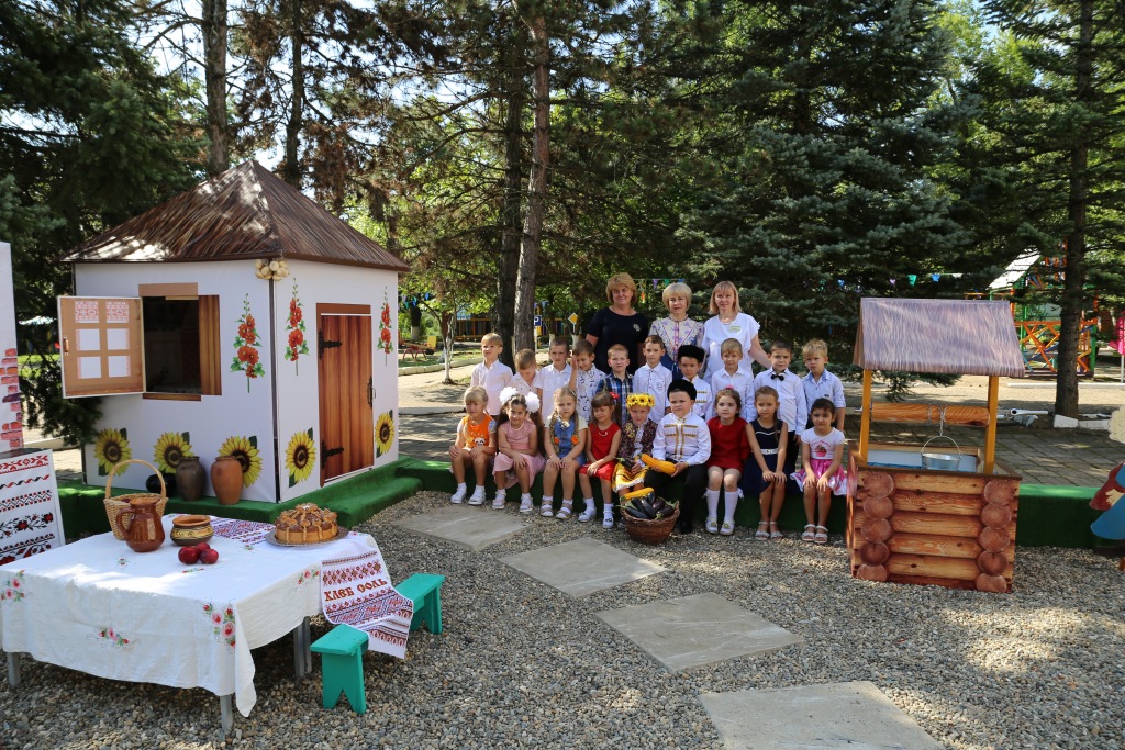 Настоящее казачье подворье с мельницей, печью и колодцем появилось на территории детского сада №36 пос. Ахтырского.
