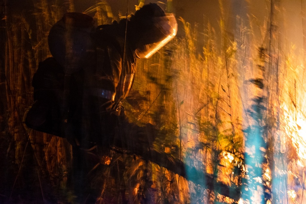 Третьи сутки в хуторе Могукоровка Калининского района Краснодарского края действует природный пожар