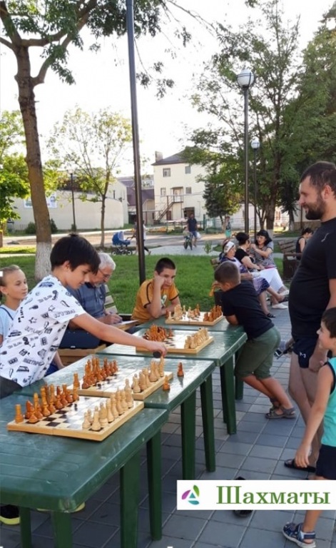 Взрослые и юные абинчане сразились в шахматы