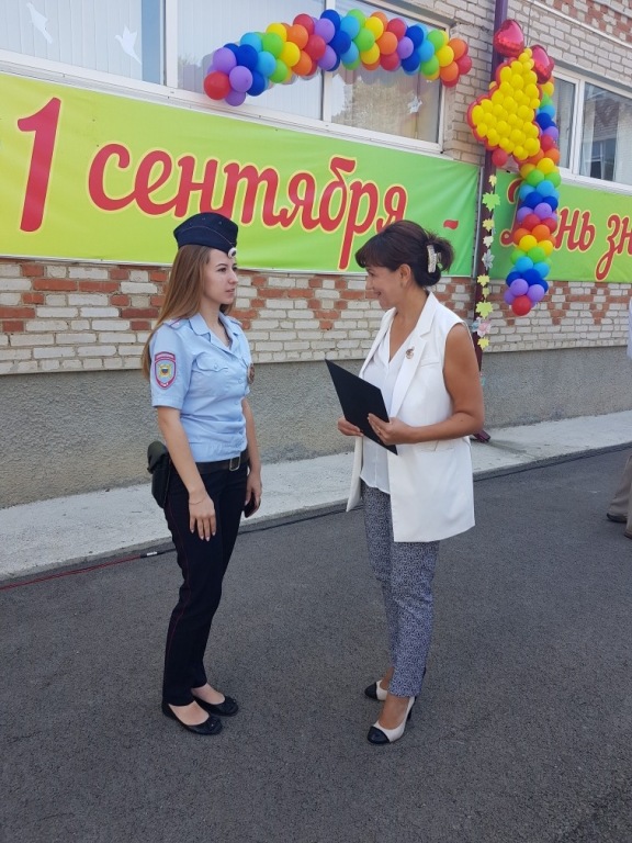 В Абинске общественники проверили несение службы полицейскими во время проведения торжественных линеек