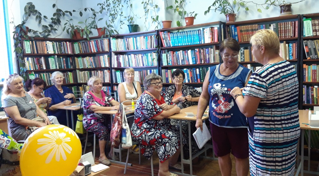 Для участников местного отделения Всероссийского общества слепых в Ахтырской библиотеке организовали ретро-час «Путешествие по реке знаний»