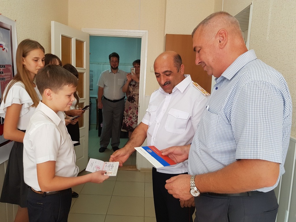 В Абинске полицейские вручили школьникам первые паспорта