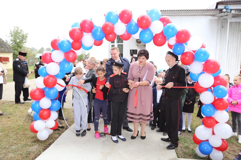 В школах хутора Первомайского и станицы Эриванской открылись модульные гимнастические залы
