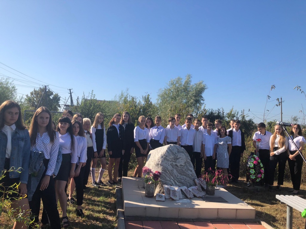 У Поклонного камня в Абинске прошло мероприятие, посвящённое памяти мирных жителей, расстрелянных в 1942 году