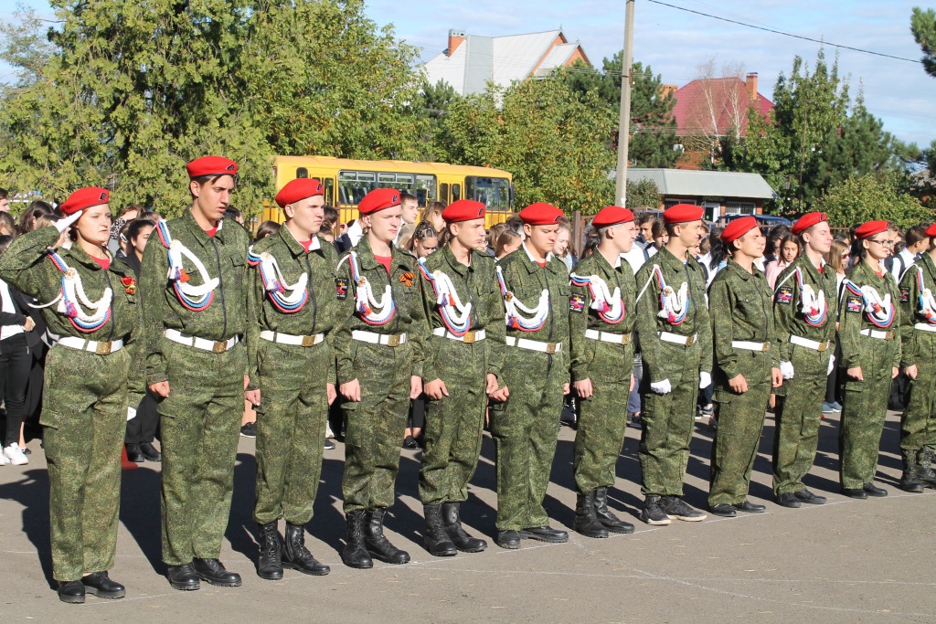 В Абинске 29 юношам и девушкам вручили удостоверения юнармейцев
