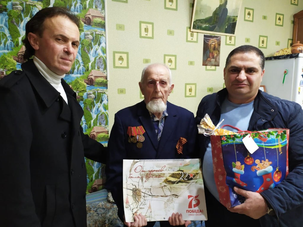 Ветераны Абинского района принимают поздравления от общественников