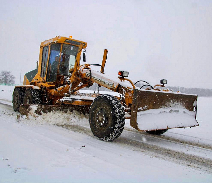 Ликвидировать последствия снегопада на региональных дорогах выехали 235 единиц техники