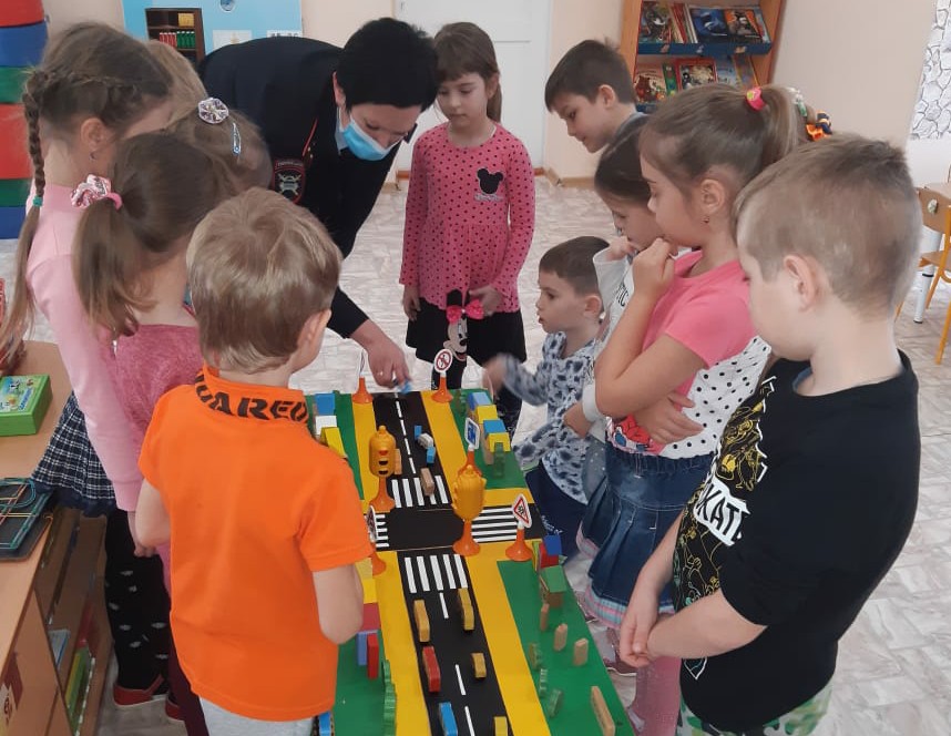 Сотрудники Госавтоинспекции проводят игровые занятия с воспитанниками детских садов района