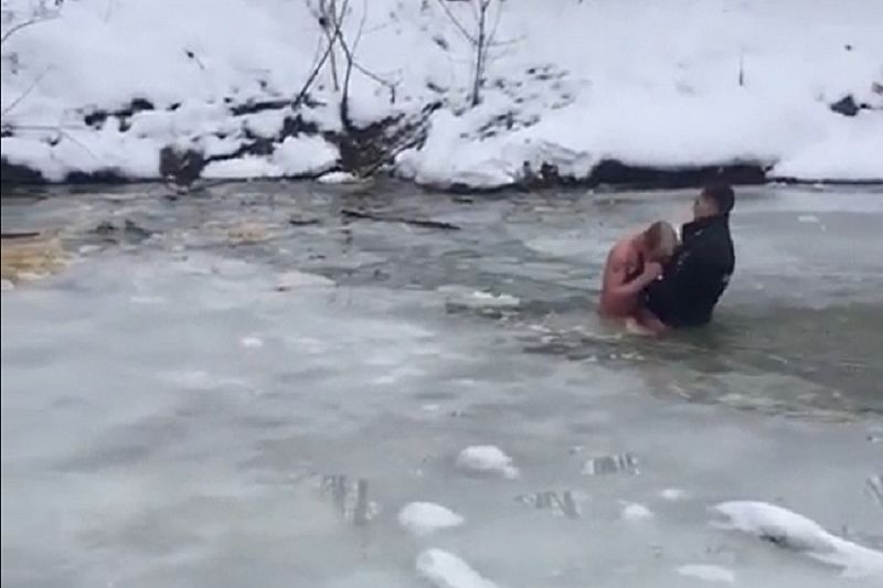 Участковый вытащил из ледяной воды мужчину