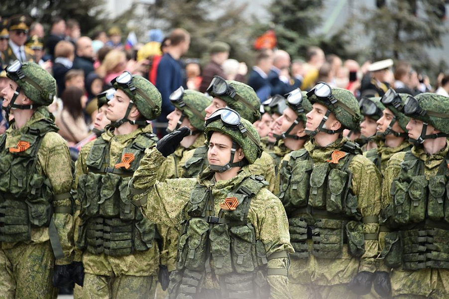 Губернатор Вениамин Кондратьев поручил проработать организацию парадов в День Победы с участием ограниченного количества зрителей