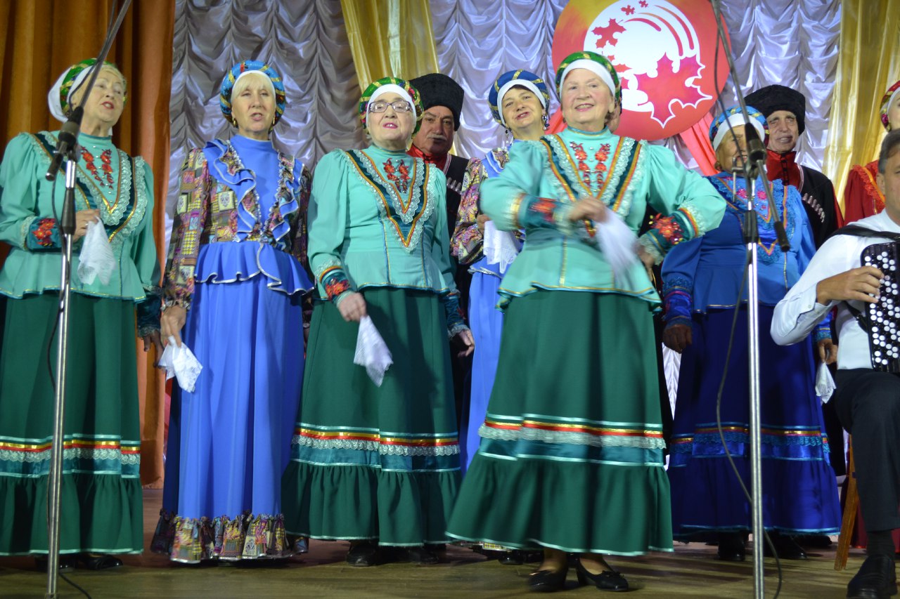 Участников народного хора поздравили с Днем пожилого человека