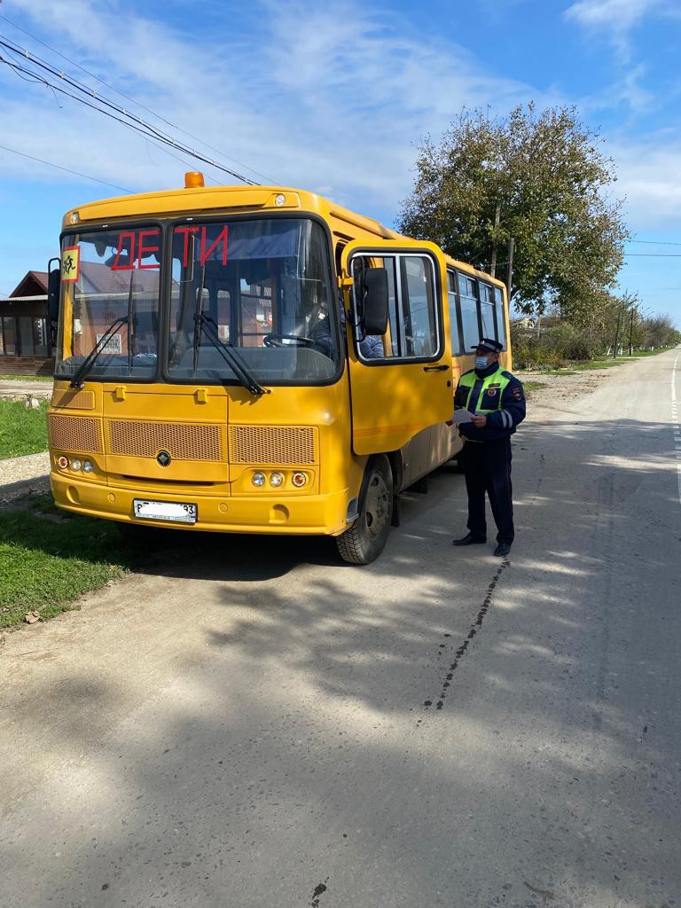 Дорожные полицейские проверяют школьные автобусы