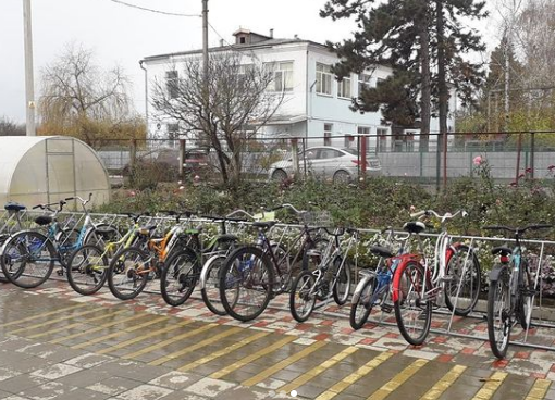 Велопарковки установили в школах и детских садах Абинского района