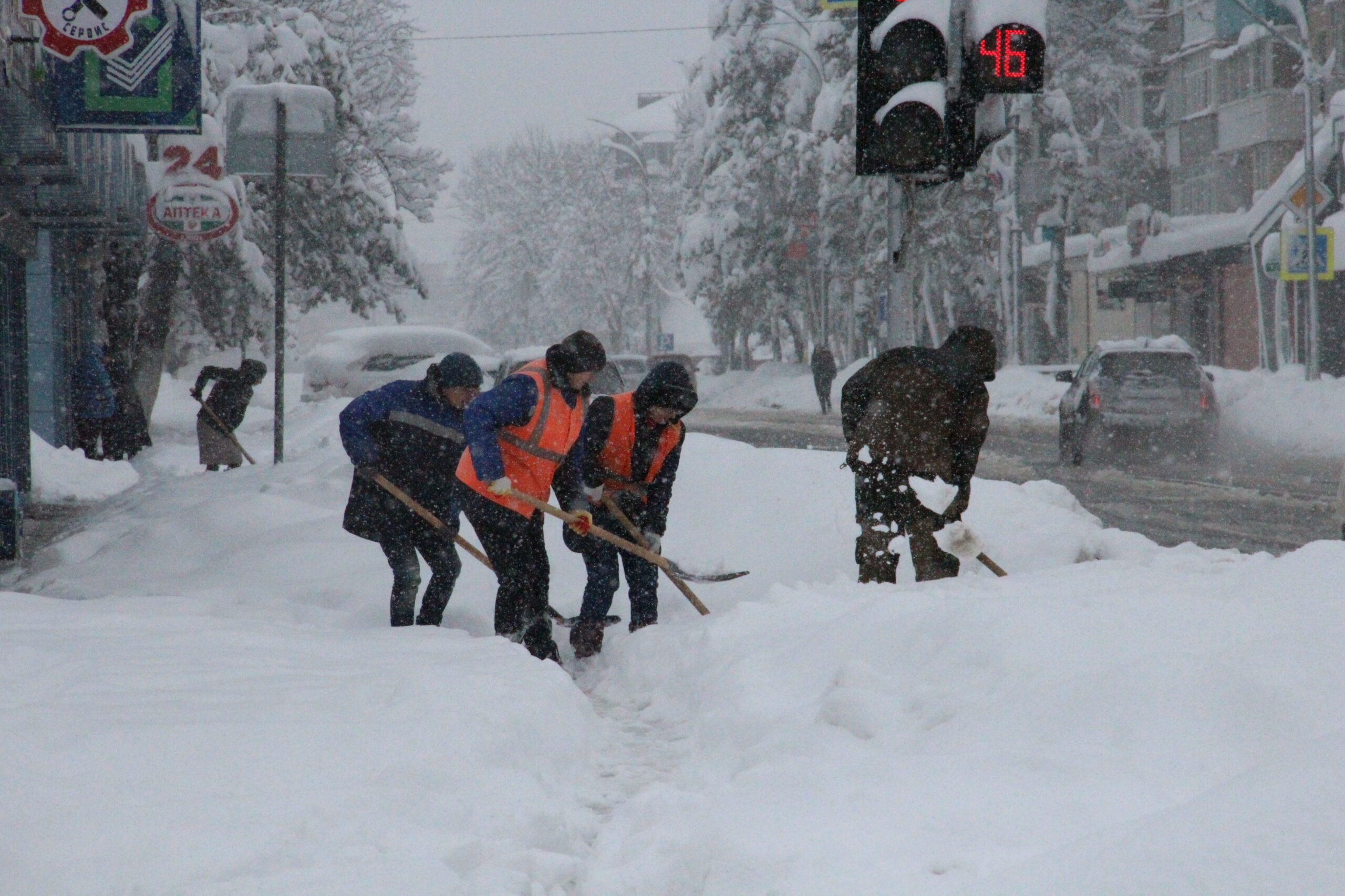 В поселениях Абинского района ликвидируют последствия снегопада