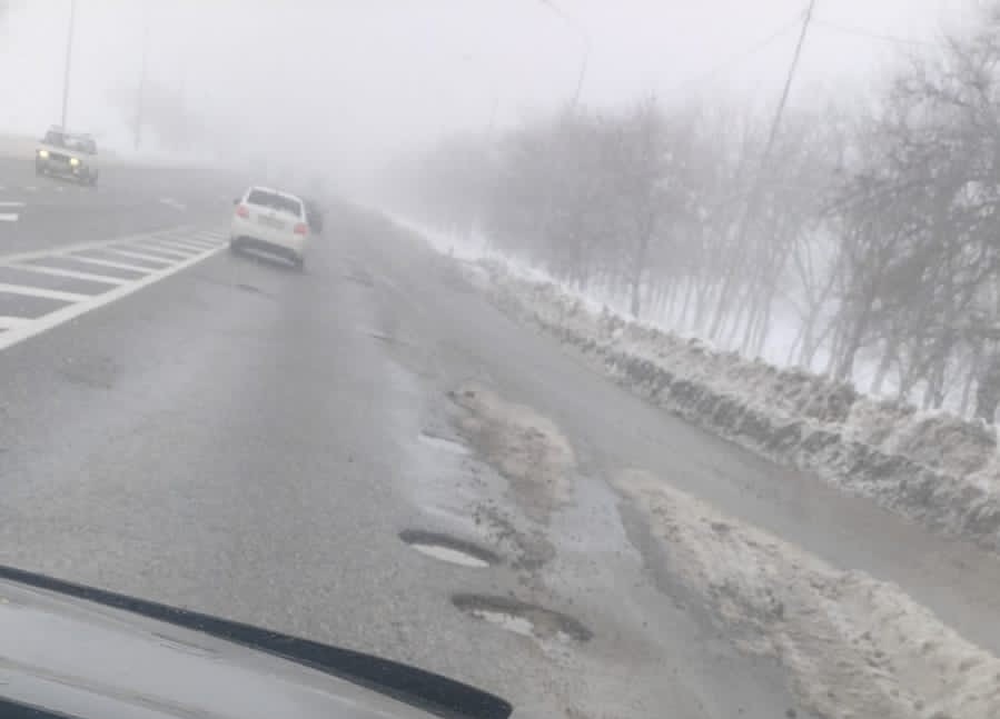 Значительные повреждения дорожного покрытия выявили дорожные полицейские после снежной стихии