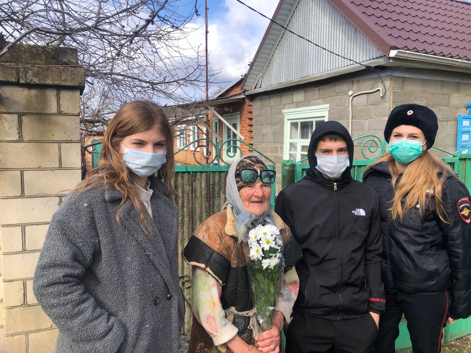 В Абинске полицейские и учащиеся поздравили ветеранов с Международным женским днем