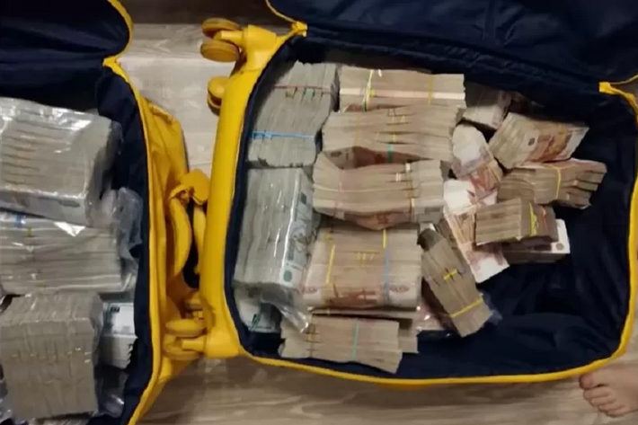 У задержанного совладелеца криптовалютной биржи обнаружили полные чемоданы денег