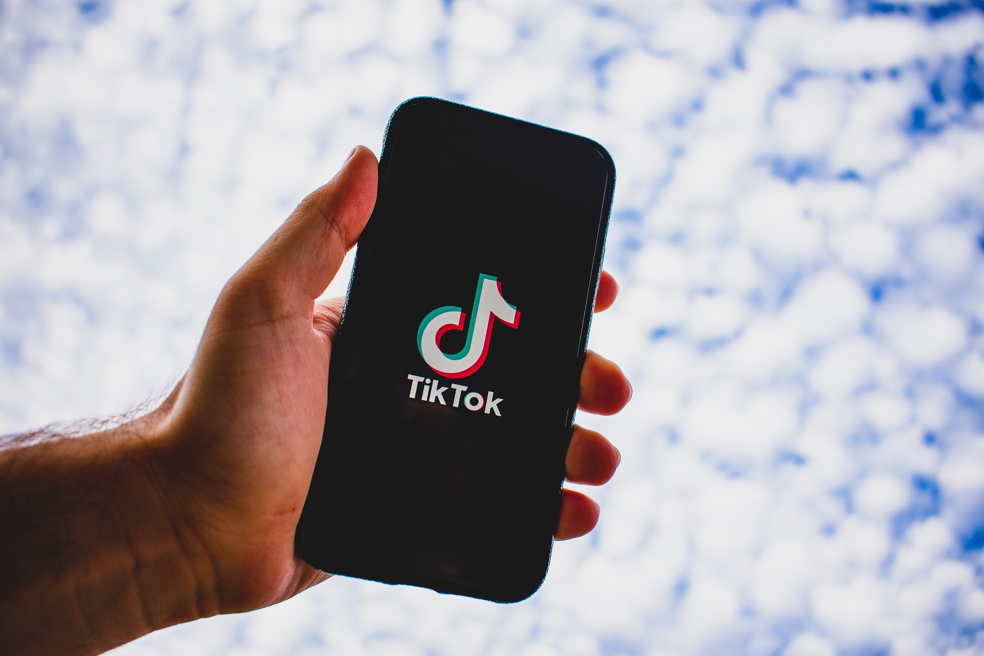 Из-за «фейкового» закона в России TikTok ограничил работу сервиса