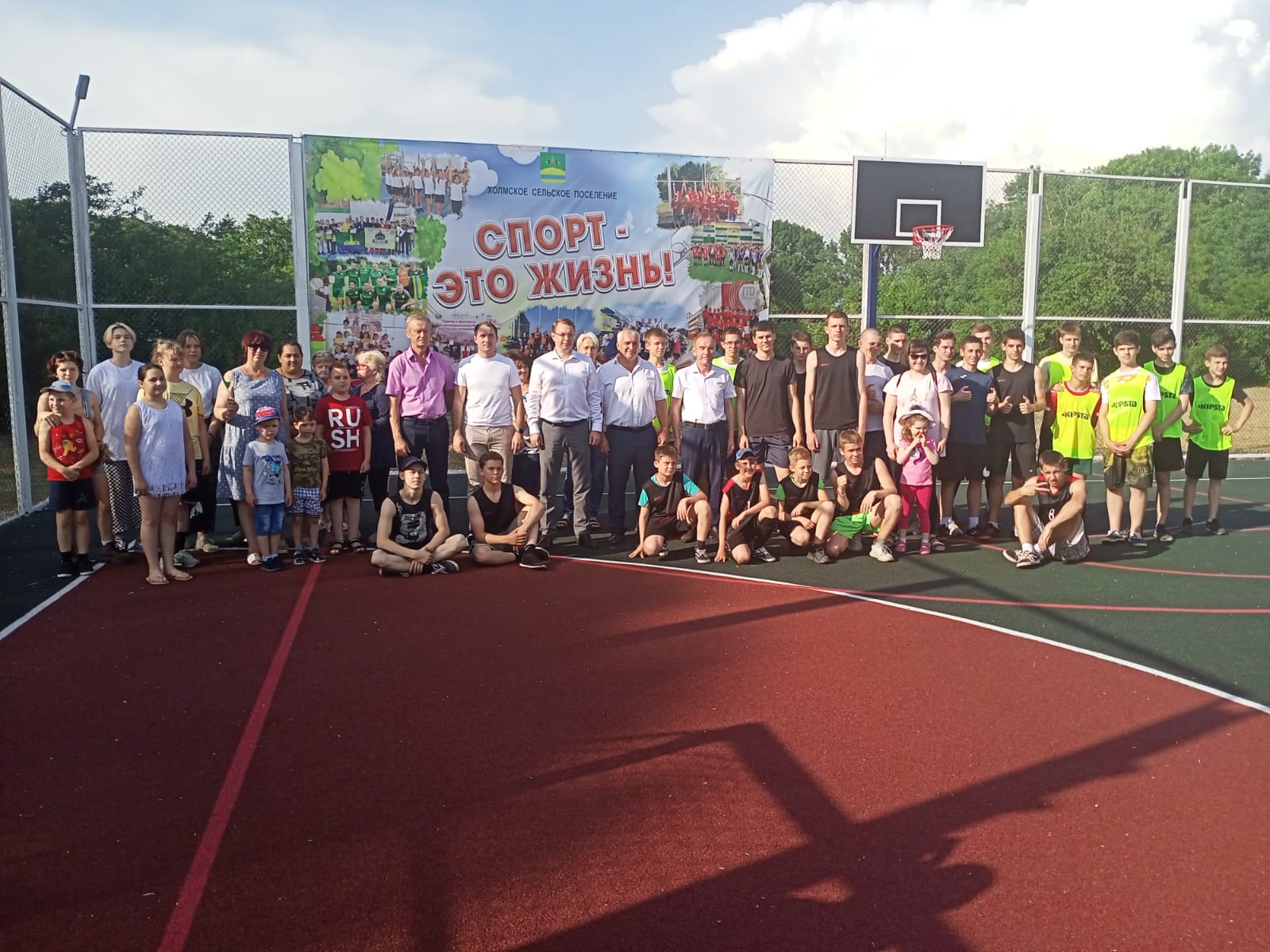 Обновленный «Рекорд»: открытие комплексной спортивно-игровой площадки состоялось в  поселке Синегорске