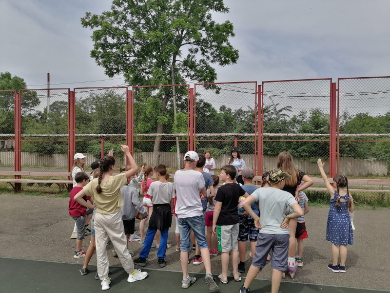 В Абинске полицейские напоминают ребятам о летней безопасности