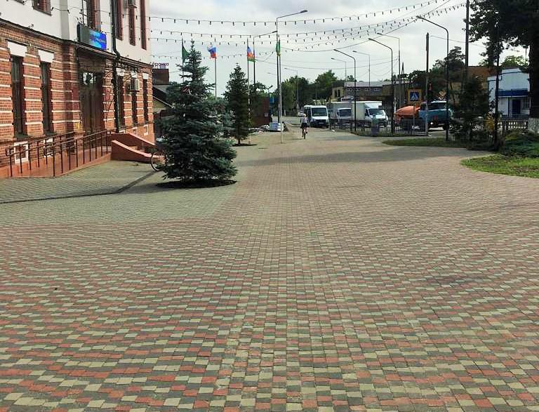Благоустройство общественной территории в Абинском районе завершено на 70%