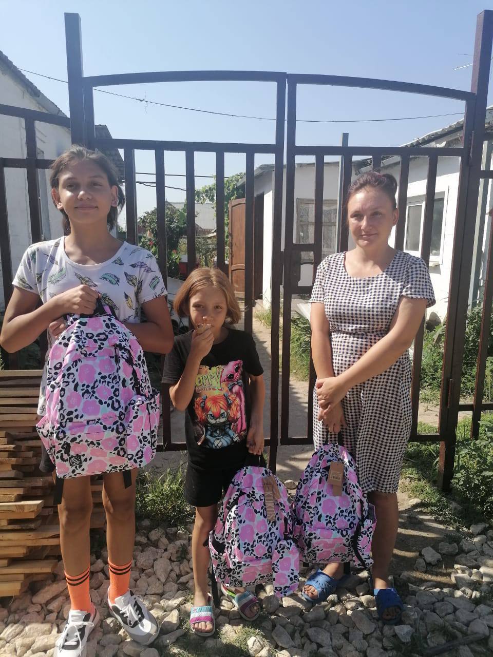 В рамках акции «Собери ребенка в школу» по поручению Ивана Демченко в Темрюкском районе ребятам передали школьные рюкзаки