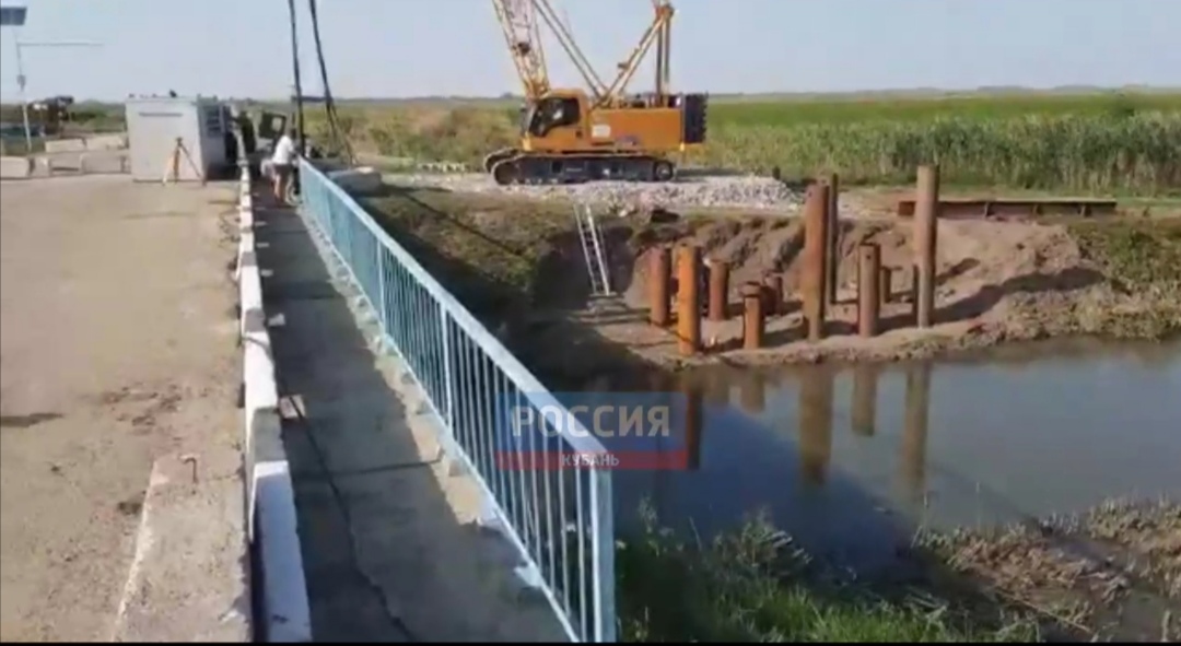 В Абинском районе начали строить временный мост через реку Аушедз